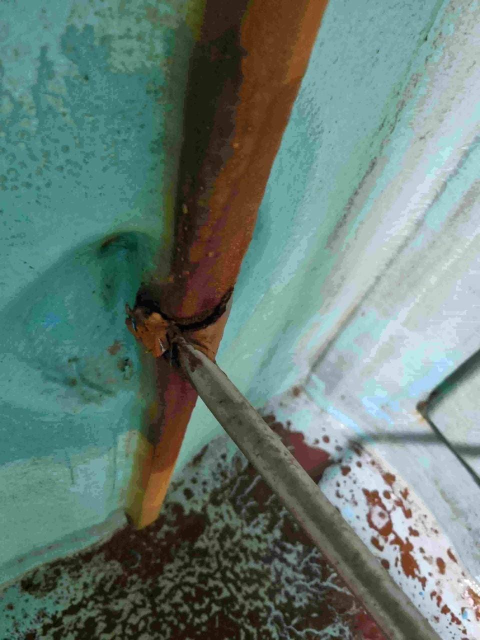 오래된 빌딩 FRP 물탱크 노후화 해결 작업 사진 1