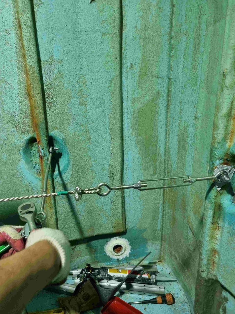 오래된 빌딩 FRP 물탱크 노후화 해결 작업 사진 3